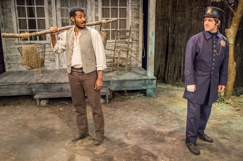 Stephen Van Cleef, a fictional Seneca Village resident played by Billy Eugene Jones (left), meets a New York City police officer, played by Andy Truschinski, in The People Before the Park at Premiere Stages at Kean University in Union, NJ Foto: Mike Peters/Premiere Stages